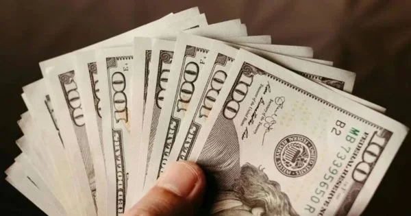 Dólar blue supera al oficial: impacto en el poder adquisitivo de los argentinos