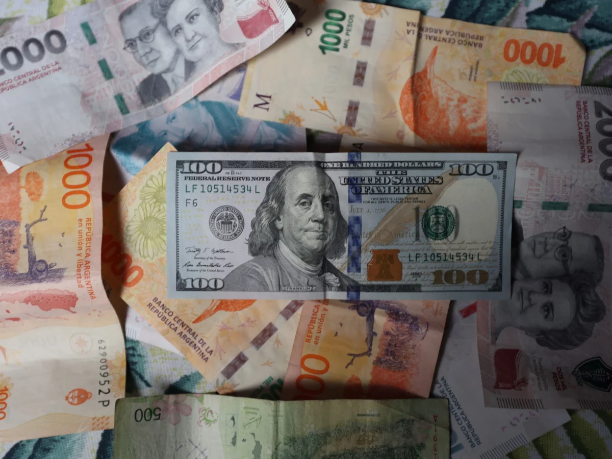 El dólar alcanza un nuevo récord de $1.500, complicando la economía familiar