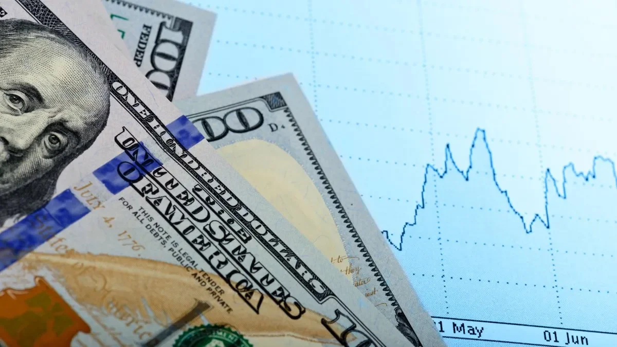 El dólar blue alcanza un nuevo récord histórico, impactando el poder adquisitivo hoy.