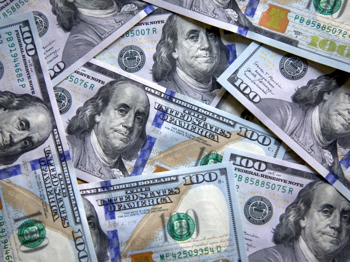 El dólar blue se aleja del oficial: impacto en los ahorros y el consumo este mes