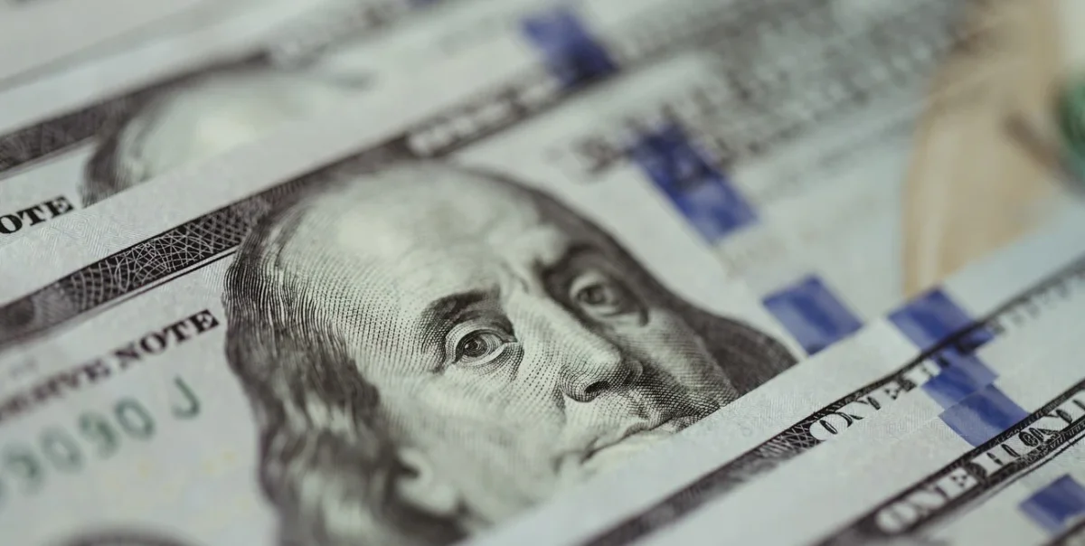 El dólar en bancos sube: impacto en ahorros y costos para consumidores