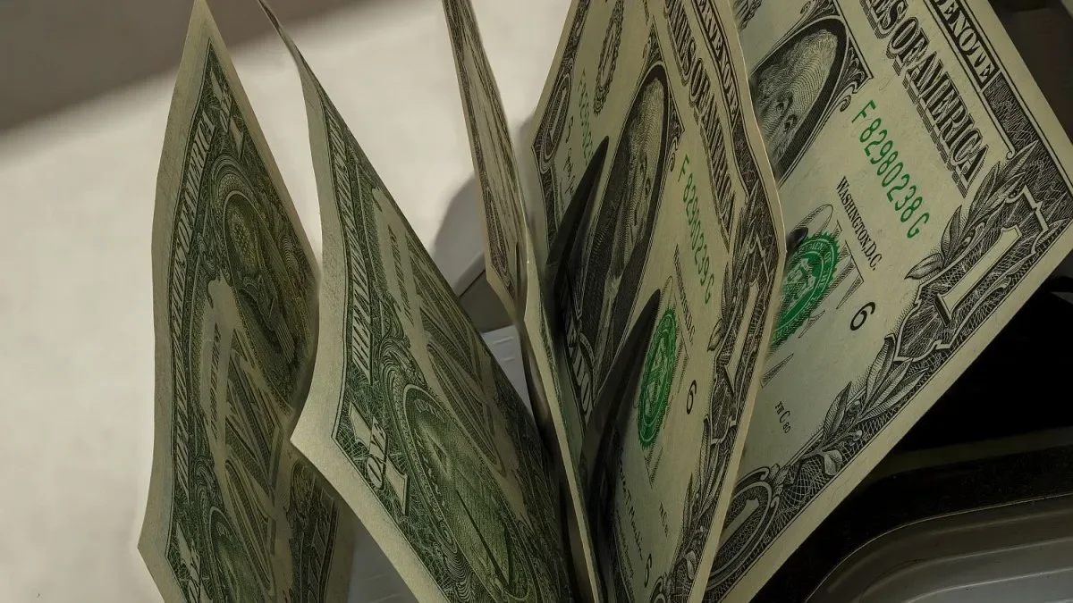 El dólar oficial alcanza un nuevo máximo: impacto en el mercado y ahorros hoy.