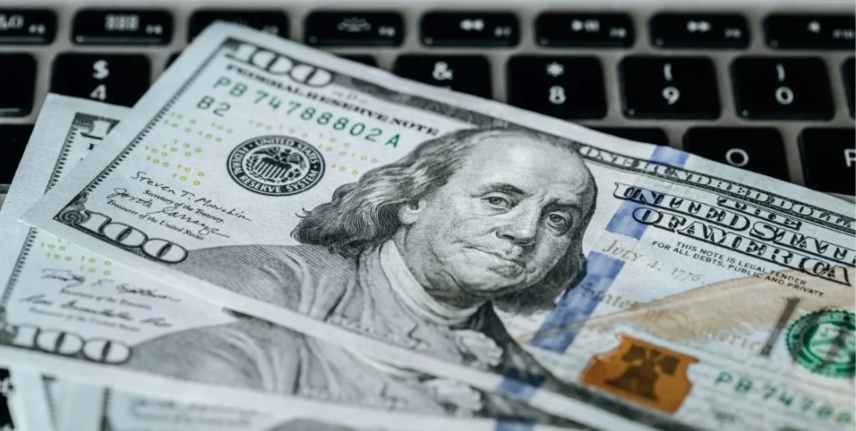 El dólar oficial se mantiene estable mientras el paralelo muestra fluctuaciones notables