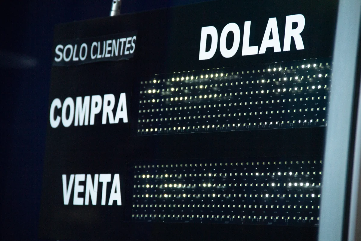 El dólar se estabiliza en $XXX, afectando las decisiones de compra de los argentinos