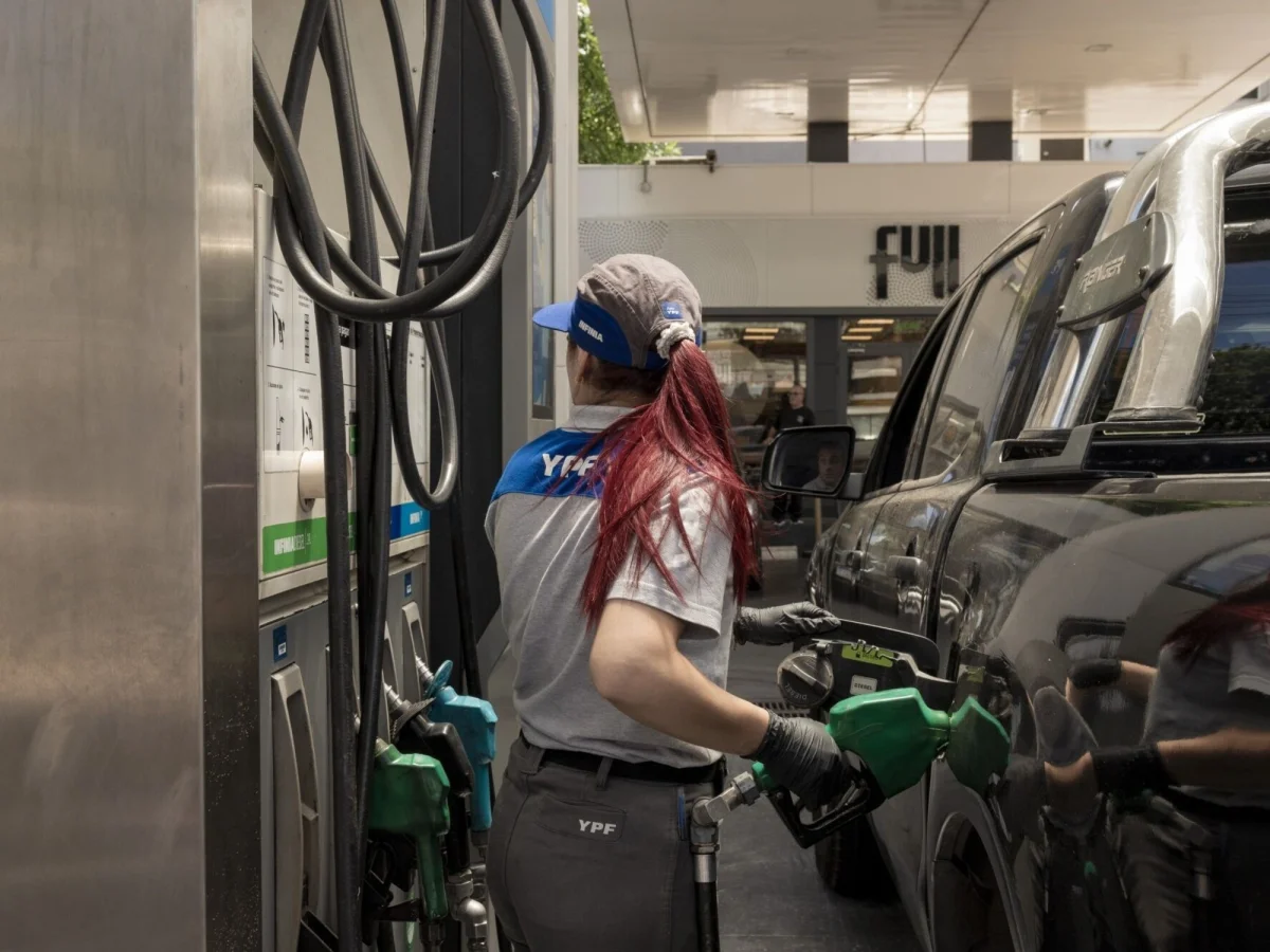 El Gobierno advierte sobre precios atrasados: internet, celulares y naftas afectan la inflación