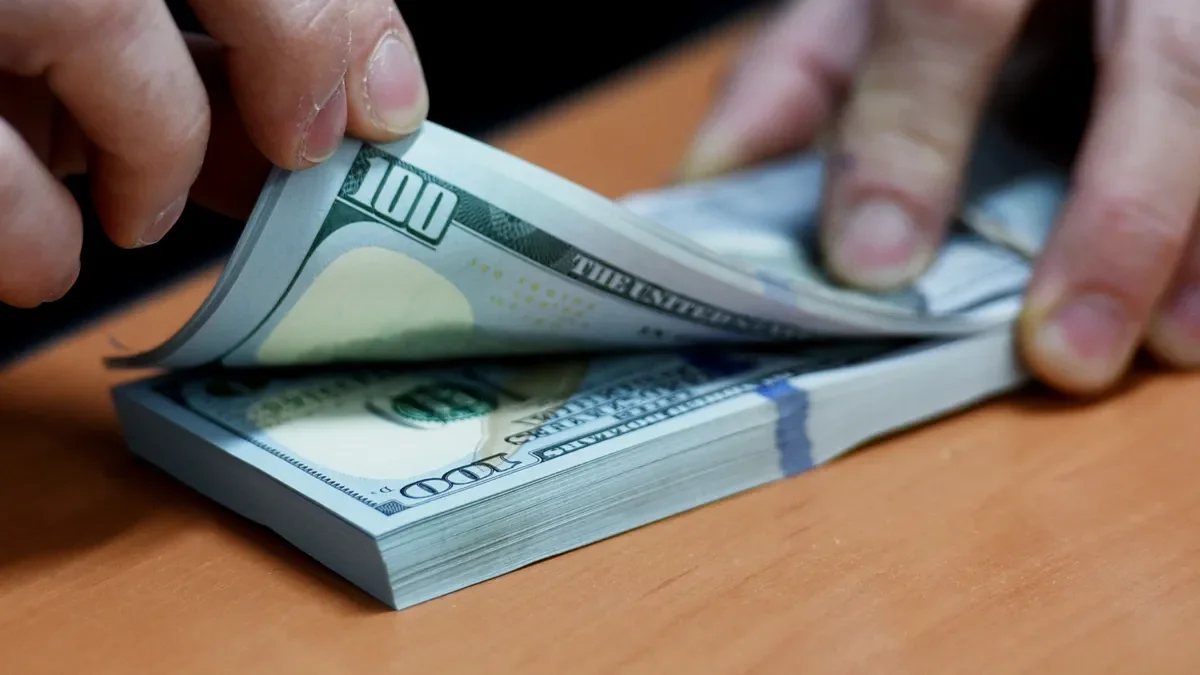 El nuevo esquema de bandas provoca una escalada del dólar, que se acerca a los 1.500 pesos