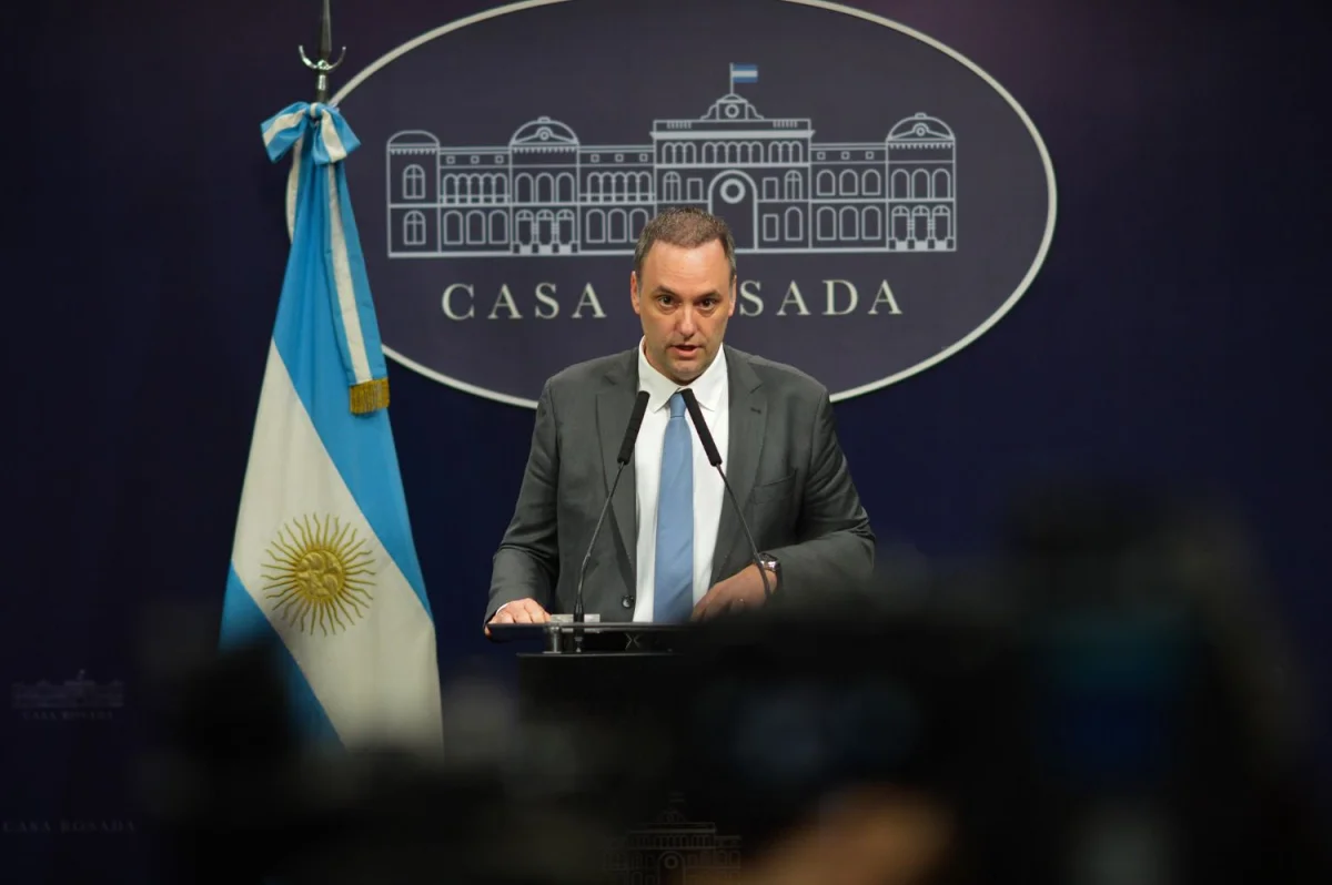 Empleados del Banco Nación enfrentan ultimátum sobre depósitos en dólares sin restricciones