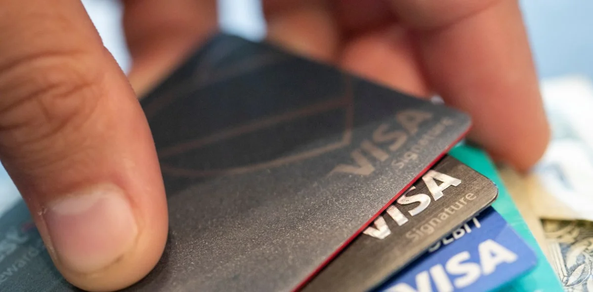 Estrategias para evitar recargos en pagos en dólares y ahorrar hasta un 23% hoy