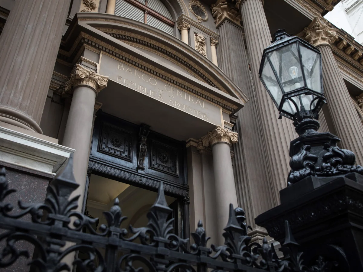 Funcionarios del BCRA bajo la lupa: allanamientos revelan maniobras con el dólar oficial