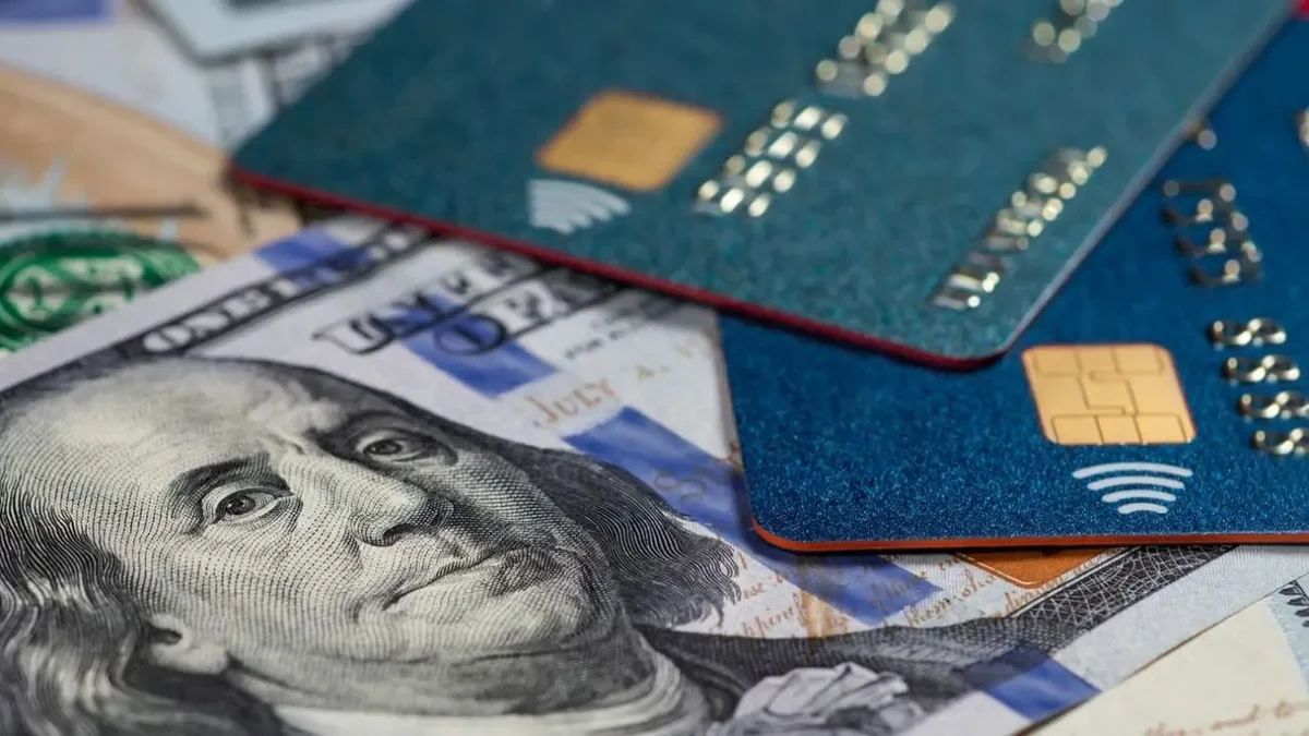 Impacto en el consumo: ARCA elimina el recargo del 30% en dólar tarjeta para ciertos rubros