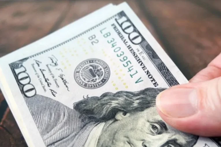 La devaluación del peso empuja al dólar a alcanzar nuevos máximos históricos