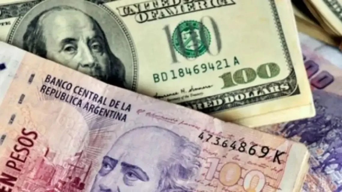 La disparada del dólar blue impacta en la economía familiar y el ahorro hoy.