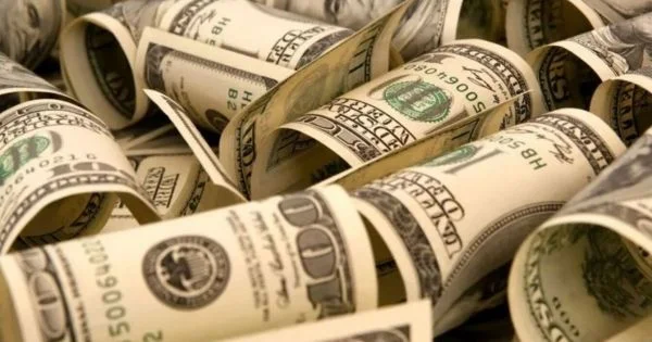 La incertidumbre económica persiste mientras el dólar blue presenta un ligero repunte