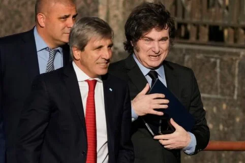 Milei implementa restricciones cambiarias que afectan a los ahorristas en octubre