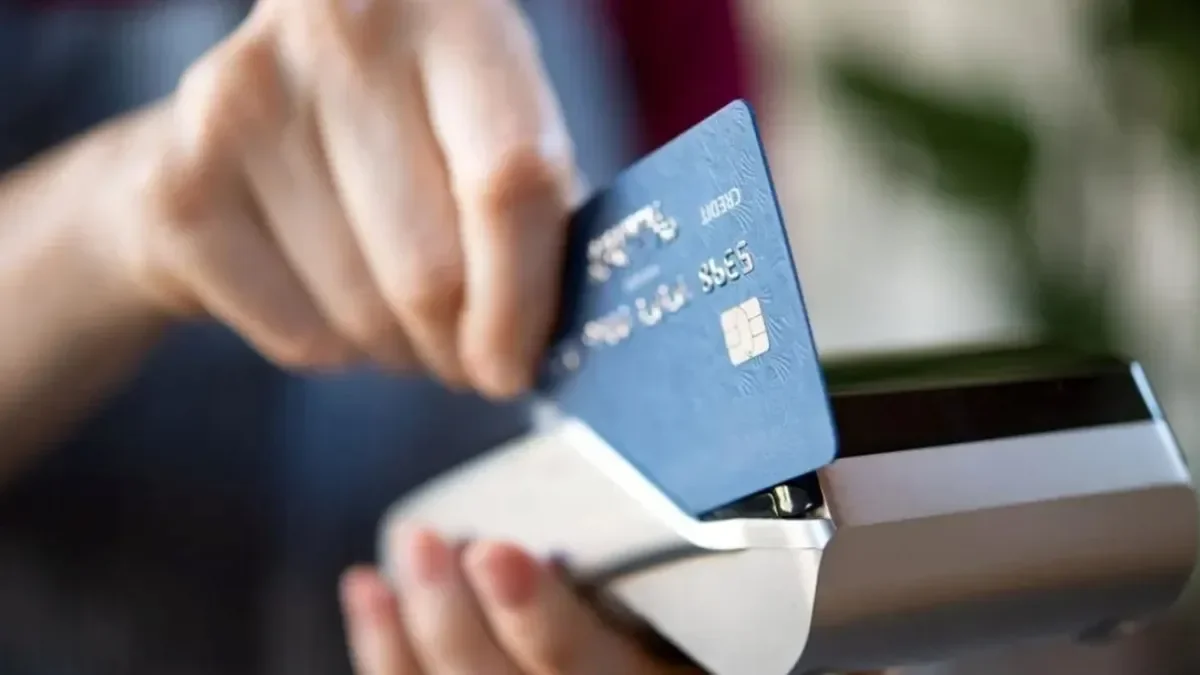 Turistas argentinos se preparan: estrategias para esquivar impuestos al dólar tarjeta